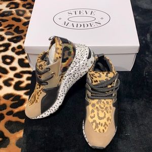 NWT Steve Madden Cliff Animal